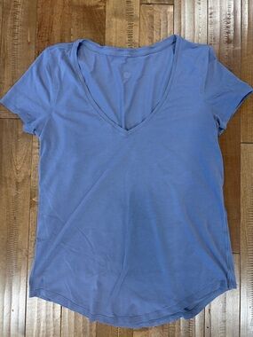 Women's Lululemon V-Neck Tee in Purple Size 6